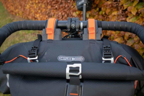 Ortlieb Accessory Pack kormánytáska az Ortlieb Handlebar Pack kormánytáska kiegészítőjeként felszerelve